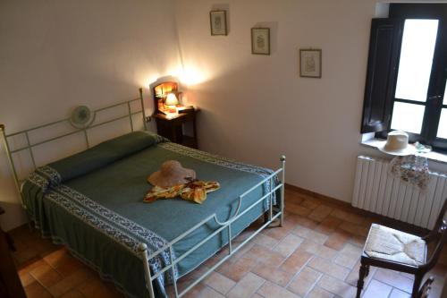 a bedroom with a bed with a hat on it at Agriturismo Nestore in Nestore