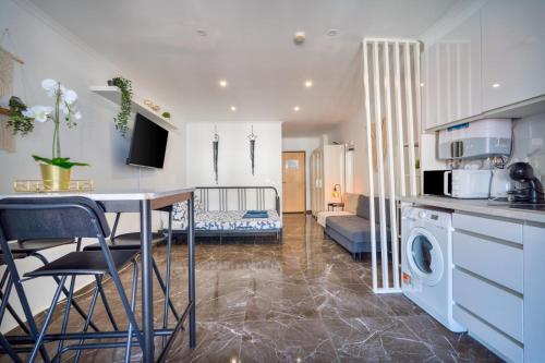 Oura Beach Vibes Studio by Ricardo