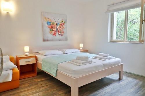 Apartments with parking space Starigrad, Paklenica - 25429