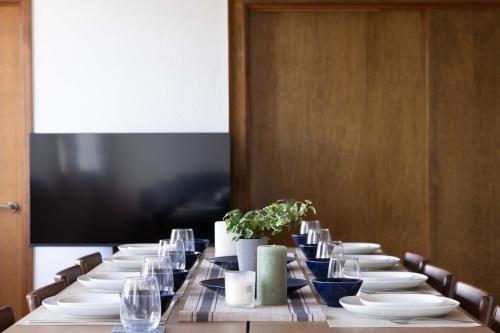 Hilltop Villa Retreat with Views of Ito Orange Beach & Private In-Home Onsen and Free 2-Car Parking, Huno's Hale at Ito