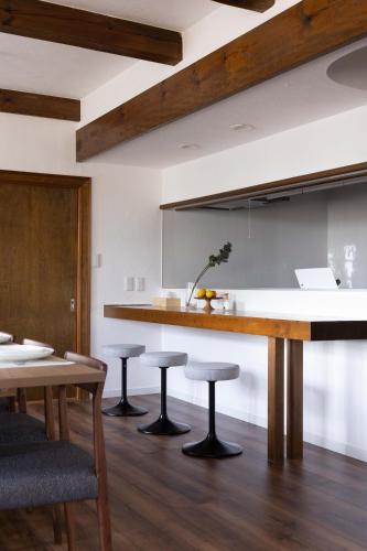 Hilltop Villa Retreat with Views of Ito Orange Beach & Private In-Home Onsen and Free 2-Car Parking, Huno's Hale at Ito