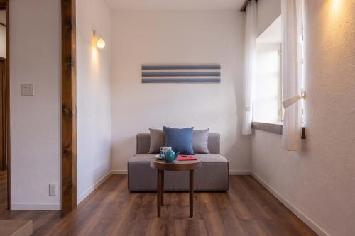 Hilltop Villa Retreat with Views of Ito Orange Beach & Private In-Home Onsen and Free 2-Car Parking, Huno's Hale at Ito