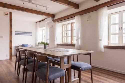 Hilltop Villa Retreat with Views of Ito Orange Beach & Private In-Home Onsen and Free 2-Car Parking, Huno's Hale at Ito