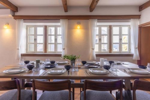 Hilltop Villa Retreat with Views of Ito Orange Beach & Private In-Home Onsen and Free 2-Car Parking, Huno's Hale at Ito