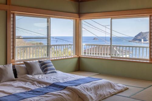 Hilltop Villa Retreat with Views of Ito Orange Beach & Private In-Home Onsen and Free 2-Car Parking, Huno's Hale at Ito
