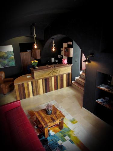 a living room with a table in the middle of a room at Hotel Posada de las Cuevas in Arcos de la Frontera