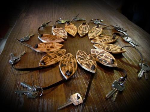 a group of keys sitting on top of a table at Hotel Posada de las Cuevas in Arcos de la Frontera