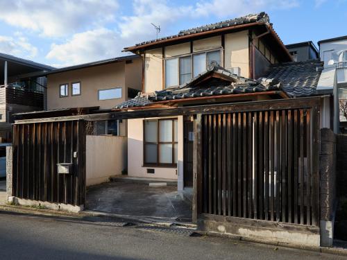a house with a fence in front of it at Villa near Kinkakuji Pets OK free Parking 金閣寺周辺 貸切町屋 ペットOK 無料駐車場 in Kinugasa
