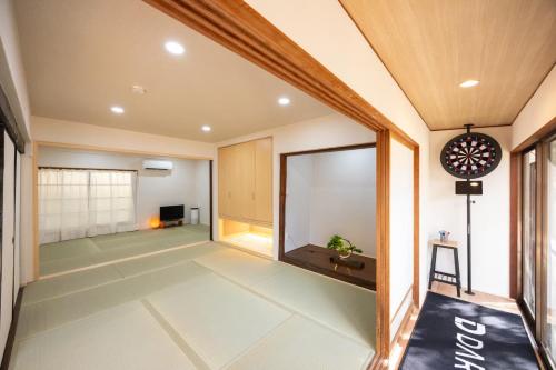 an empty hallway with a large mirror and a room at 将軍の隠れ家 in Okayama