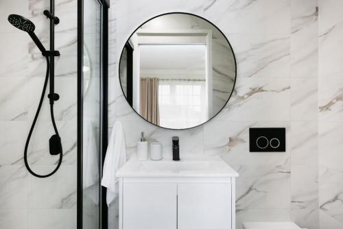 a bathroom with a sink and a mirror at Coastal Blue in Windang