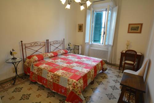 sypialnia z łóżkiem, stołem i oknem w obiekcie Colonna Terrace Apartment we Florencji