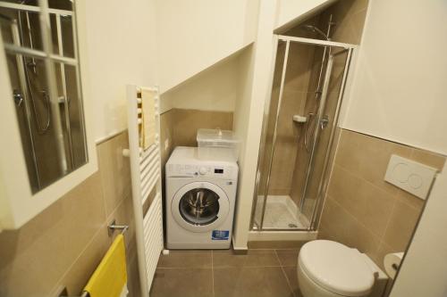 mała łazienka z pralką i toaletą w obiekcie Colonna Terrace Apartment we Florencji