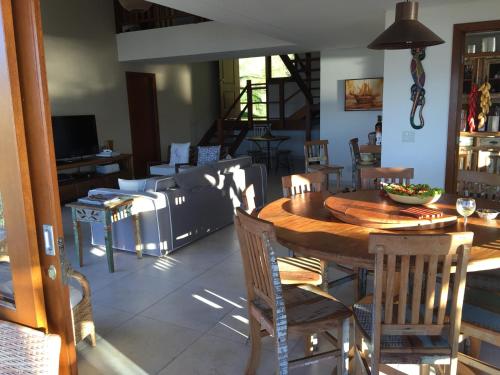 Restoran atau tempat lain untuk makan di Casa de Luxo em Ilhabela vista para o Mar - Condominio Yacamin- Praia do Curral