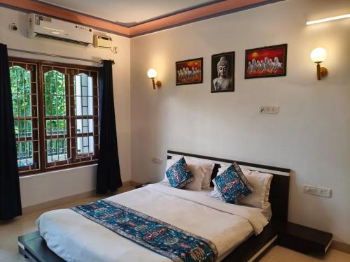 a bedroom with a bed and a window at Jackfruit in Arambol