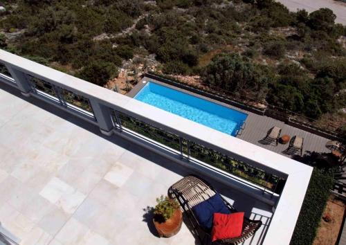 een uitzicht over het zwembad van een huis bij Blue Diamond Villa in Schinias