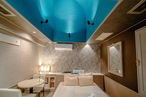 a bedroom with a bed and a blue ceiling at ホテルリオス渋谷Adults only in Tokyo