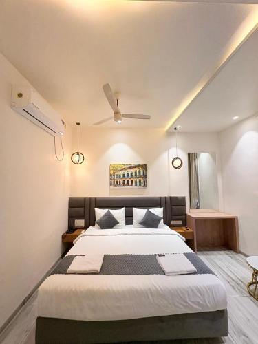 a bedroom with a large bed with a ceiling at Hotel Moti Mahal in Ambikāpur