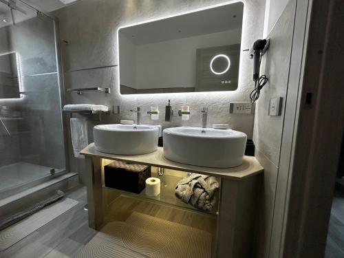 a bathroom with two sinks and a large mirror at B&B GarbaCity-Inn in Rome