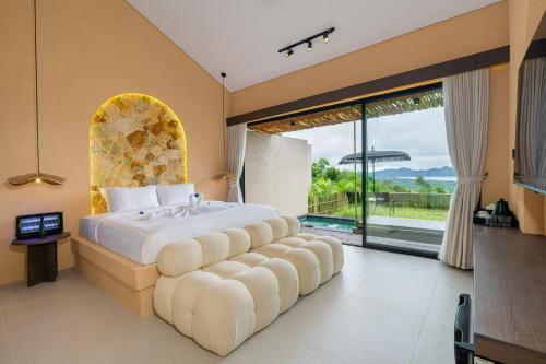 a bedroom with a large bed with a large window at Mount Valley Inn in Kubupenlokan