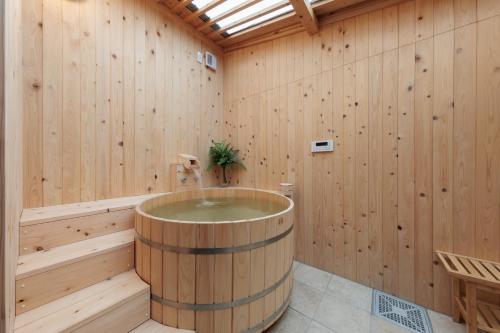 a wooden bathroom with a wooden tub in a room at 穂庵-Hoan- in Tanabe
