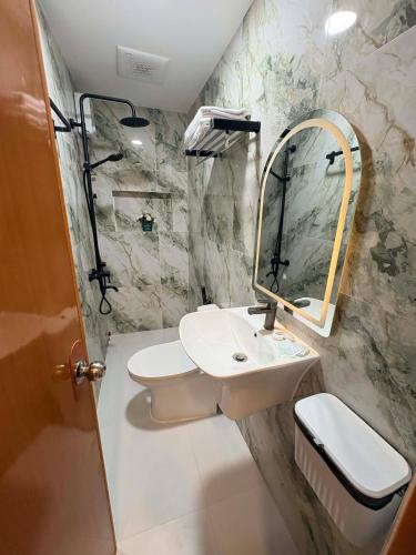 a bathroom with a sink and a mirror at BMF Tropical Homestay in Calampanan