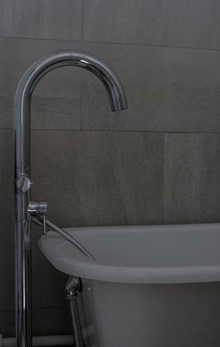 une salle de bain avec un lavabo et un robinet dans l'établissement Chambre d'hôtes avec cuisine commune - 5 mns de Narbonne, à Cuxac-dʼAude