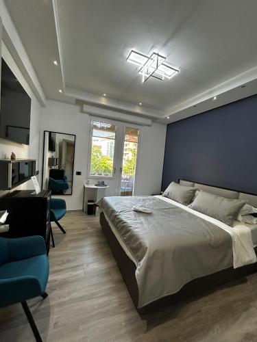 a bedroom with a large bed and a desk at B&B GarbaCity-Inn in Rome