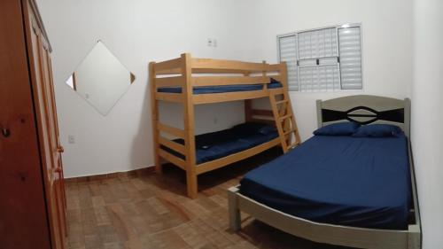 a bedroom with a bunk bed and a bunk ladder at Recanto do sol in Brotas