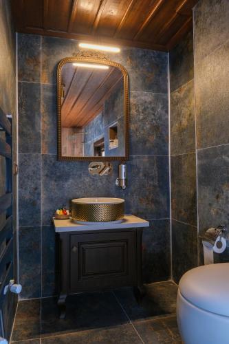 a bathroom with a sink and a mirror at Gülce Köşk Otel & Restaurant in Amasya