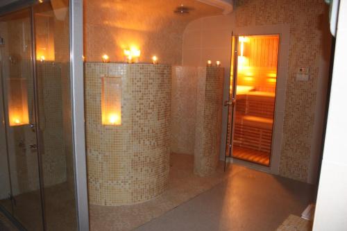 uma casa de banho com uma cabina de duche ao nível do chão e uma cabina de duche ao nível do chão em Paria Hotel em Kudowa-Zdrój