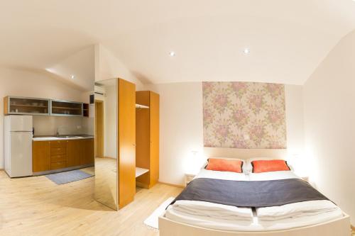 Postel nebo postele na pokoji v ubytování Apartments SHISHKA