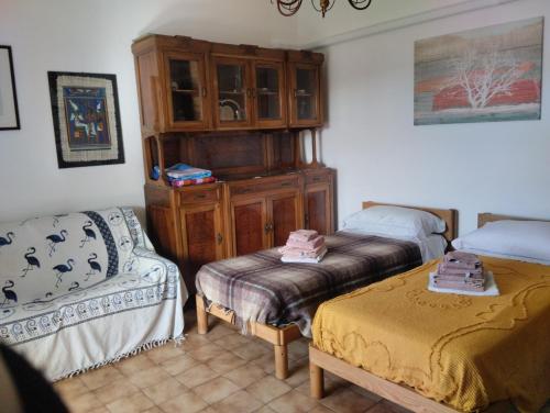 a bedroom with two twin beds and a cabinet at Appartamento con posto auto privato comodo a centro e spiagge in Lavagna