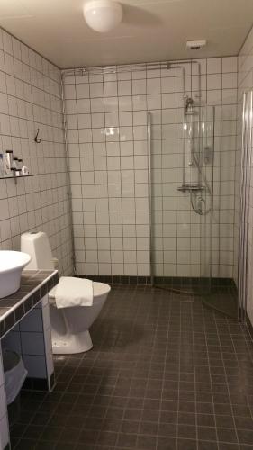 Ένα μπάνιο στο Hotell Läckö