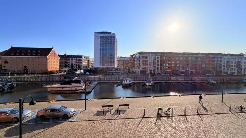 Black Amber Apartment with a view of the Motława River