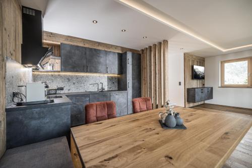 a kitchen with a wooden table in a room at Ahorn Studios in Finsing