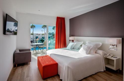 Postel nebo postele na pokoji v ubytování Barceló Corralejo Sands