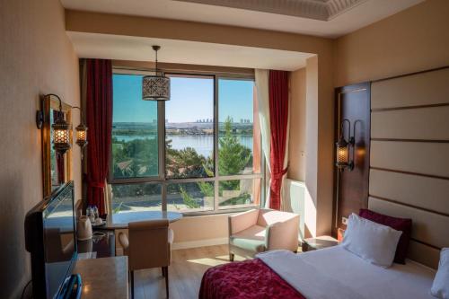 Katil atau katil-katil dalam bilik di Kronos Hotel