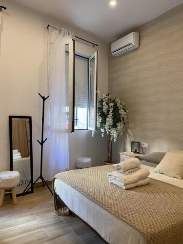 a bedroom with a bed and a window at Thor Hostal Boutique in Alicante