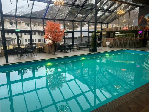 a swimming pool in the middle of a building at Grand Hotel Skei - Unike Hoteller in Skei
