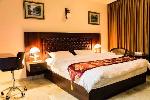 una camera con un grande letto e un treppiede di Qaser Al-Sultan Hotel Suites ad Amman