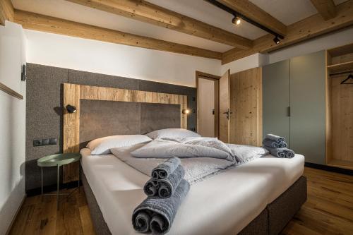 a bedroom with a large bed with towels on it at Ahorn Studios in Finsing