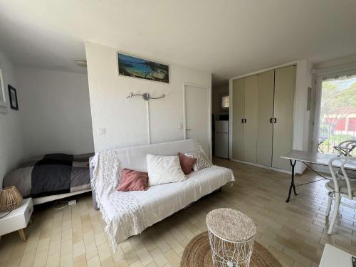 GIELAC Studio avec terrasse pour 2 personnes à Giens