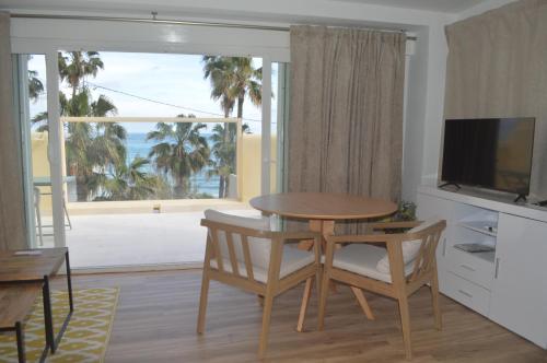 Espectacular Suite Privada a pie de playa y mar en CHALET ROQUETES
