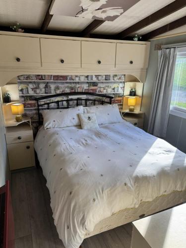a bedroom with a large white bed in a room at Lodge 18 - Caer Beris Park - No Tradesmen in Builth Wells