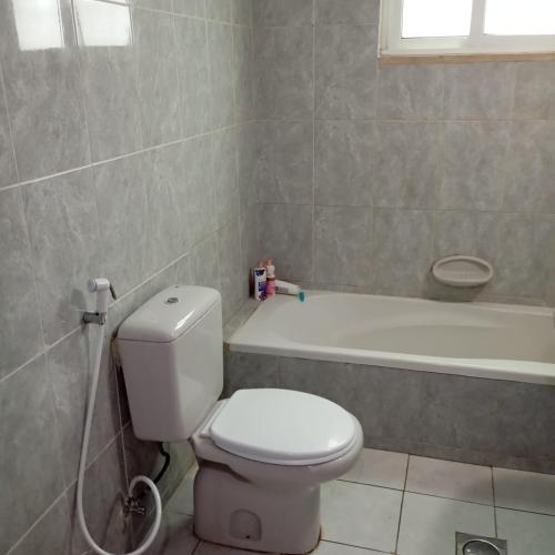 un bagno con wc e vasca da bagno di Apartment 5 area ad Aqaba