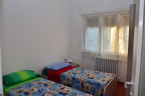 デルヴィオにあるCasa di Leoのベッドルーム1室(ベッド2台、窓付)