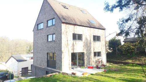 a large brick house with a gambrel roof at Coolappart in Mont-Saint-Guibert