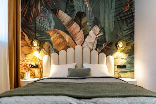 a bedroom with aumedumed bed with a large painting at LEO Apartman in Veszprém