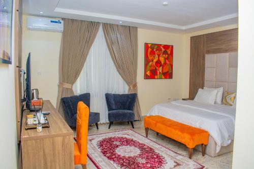 a hotel room with a bed and a desk and chairs at House 24 Jahi in Kadobunkuro