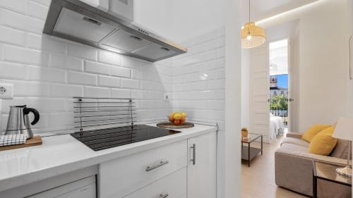 a kitchen with a stove top oven in a room at Apartamentos Alcazaba in Málaga